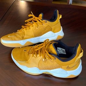 Nike 10.5 Mens basketball shoes